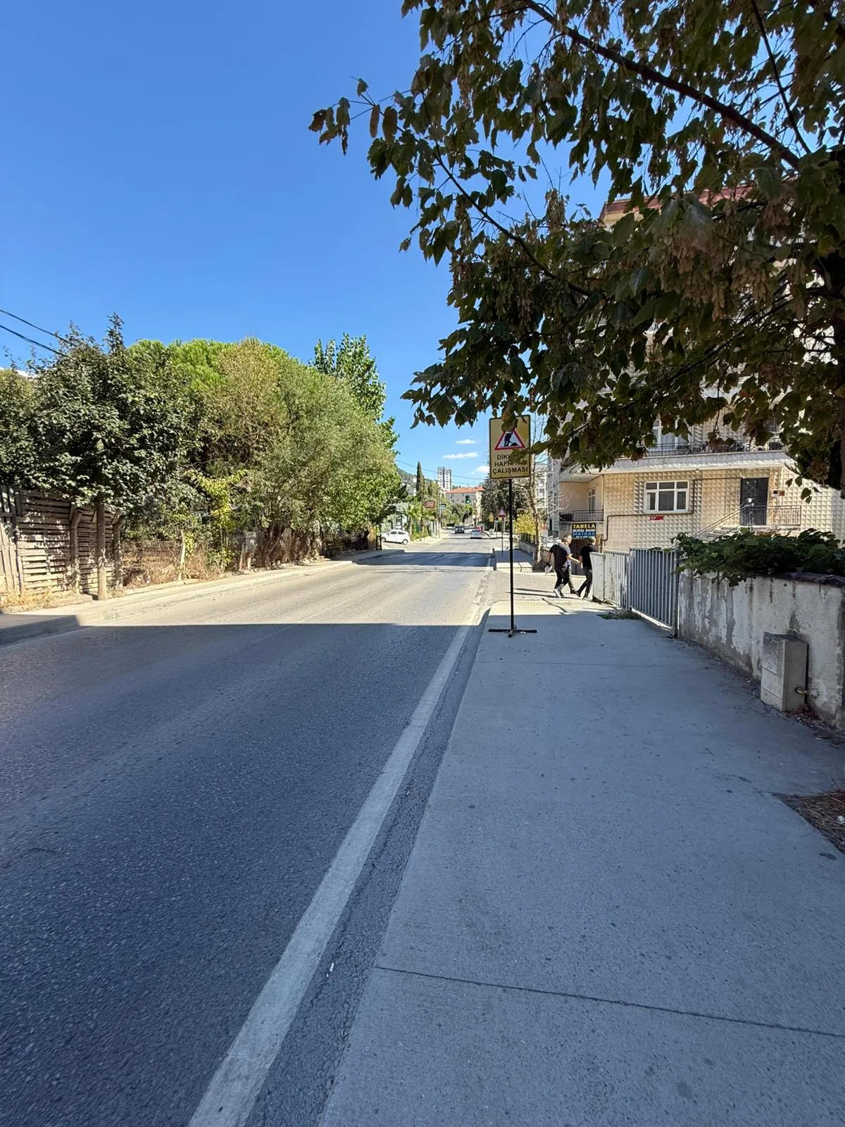 YAKACIK VATANSEVER CADDESİ'NDE SATILIK DÜZ AYAK DEPOLU DÜKKAN
